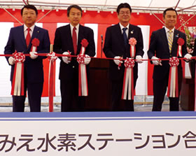 【開所式】左から田中 四日市市長、波多野 中部経済産業局長、井上 住友電装(株)社長、鈴木 三重県知事