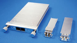 100Gb/s 光トランシーバーCFP(左) QSFP28(中央) CFP4(右)